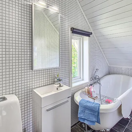 6 Bedroom Lovely In * Holmedal