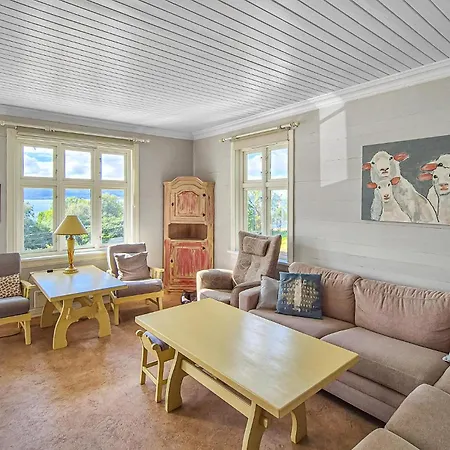 Feriehus 6 Bedroom Lovely In Holmedal