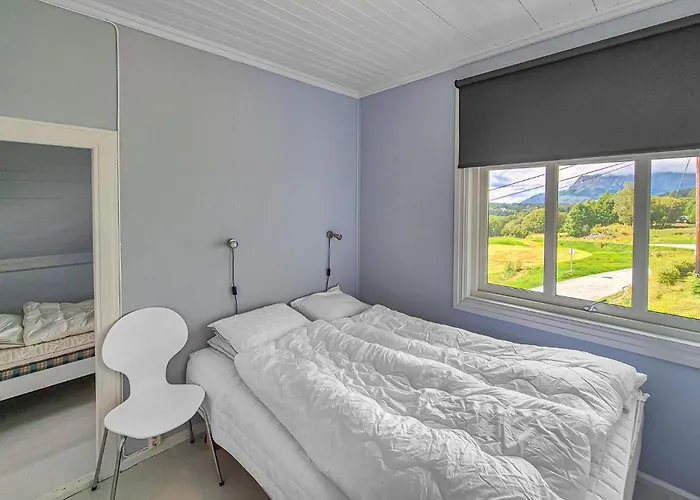 6 Bedroom Lovely In Holmedal